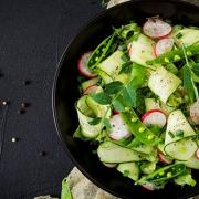 Friss saláta zsenge zöldborsóval