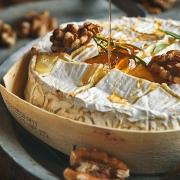 Camembert diós-fügés bundában