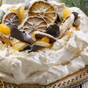 Pavlova déligyümölcsökkel és fehércsokival