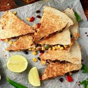 Grillezett vegán quesadilla korianderes salsával