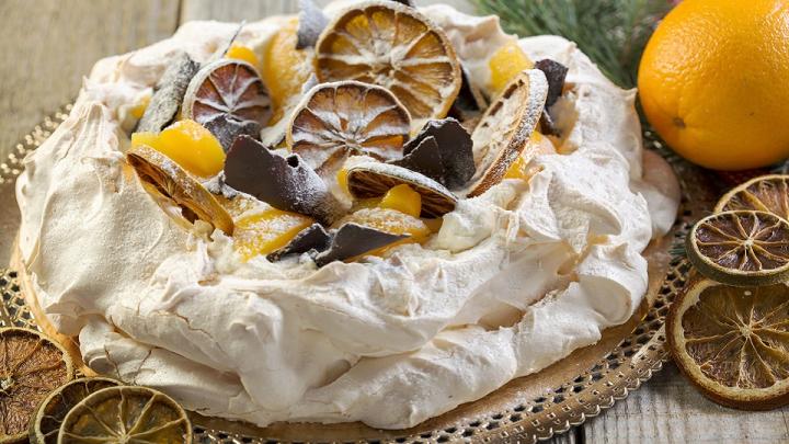 Pavlova déligyümölcsökkel és fehércsokival