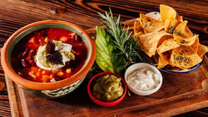 Csípős mexikói leves tortilla chipsszel