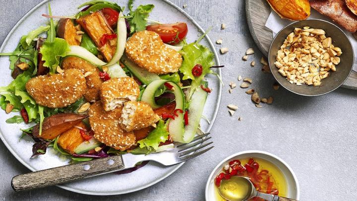 Vegán Nuggets édesburgonyás salátaágyon