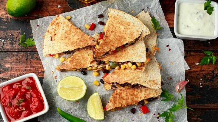 Grillezett vegán quesadilla korianderes salsával